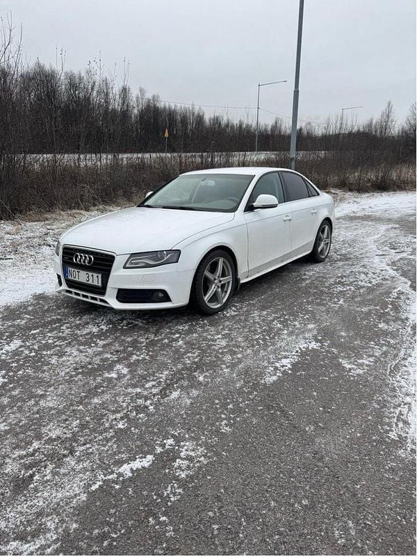 Vit Begagnad 2008 Audi A4 Sedan | 79 900 kr (Lite dyr) - Bild 1/3
