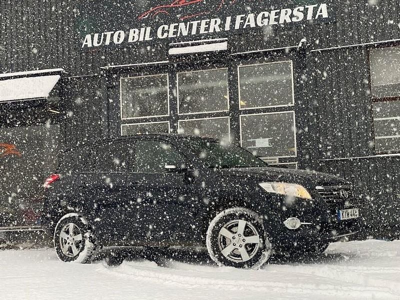 Mörkblå Begagnad 2010 Toyota RAV4 Multidrive S SUV | 94 900 kr (Marknadspris) - Bild 1/4