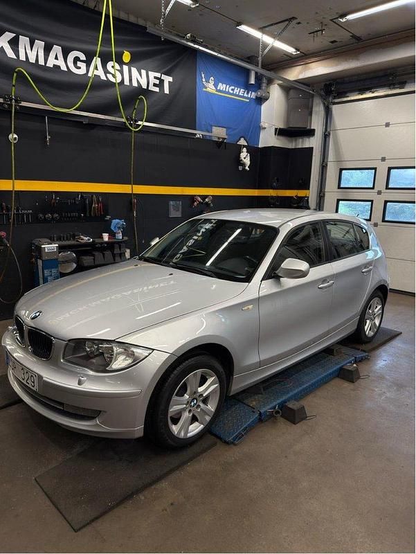 Grå Begagnad 2011 BMW 116 Comfort Edition Halvkombi | 75 000 kr (Marknadspris) - Bild 1/4