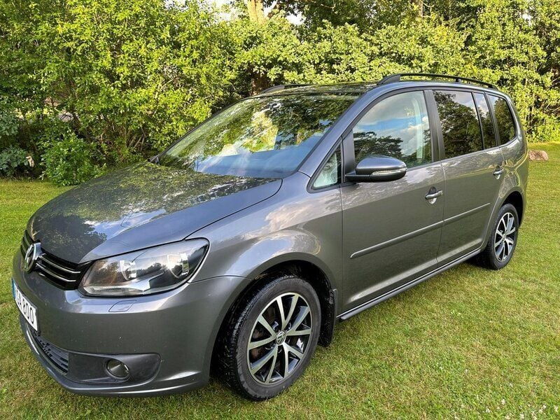 Grå Begagnad 2014 VW Touran Minibuss | 99 000 kr (Marknadspris) - Bild 1/1