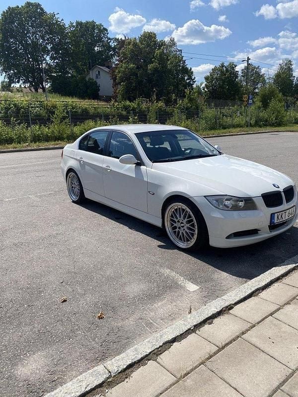 Vit Begagnad 2008 BMW 325 Advantage Sedan | 65 000 kr (Bra pris) - Bild 1/4