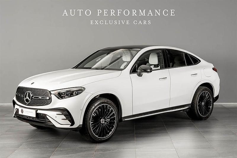 Vit Begagnad 2024 Mercedes GLC300e AMG Sportkupé | 849 900 kr (Dyr) - Bild 1/4