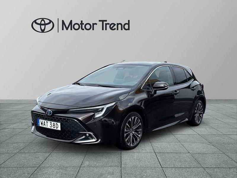 Mörkbrun (brun) Begagnad 2023 Toyota Corolla Hybrid Style Halvkombi | 309 000 kr (Marknadspris) - Bild 1/4