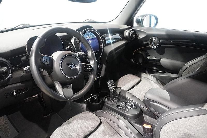 Begagnad Mini Cooper Essential 110 kW (150 HK) 2022 Svart Halvkombi