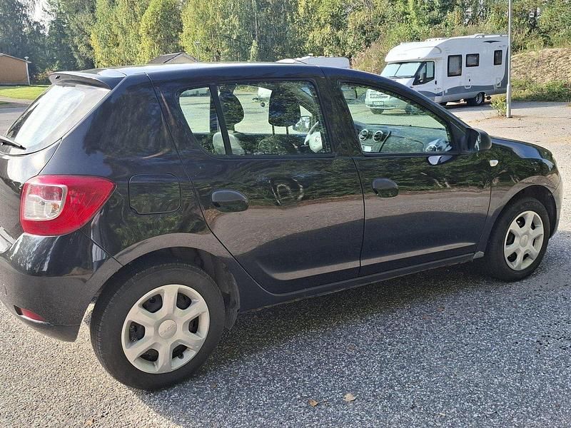 Svart Begagnad 2016 Dacia Sandero Halvkombi | 46 500 kr (Marknadspris) - Bild 1/4