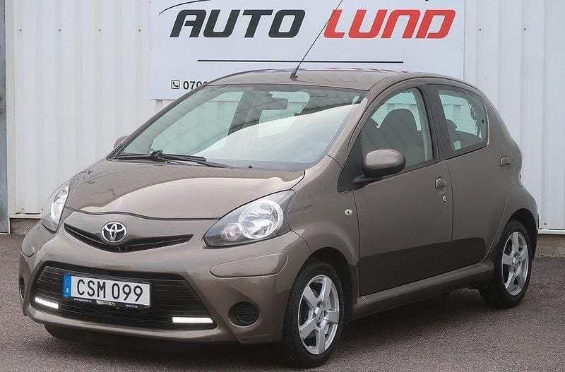 Brun (brunmetallic) Begagnad 2013 Toyota Aygo Halvkombi | 55 000 kr (Marknadspris) - Bild 1/4