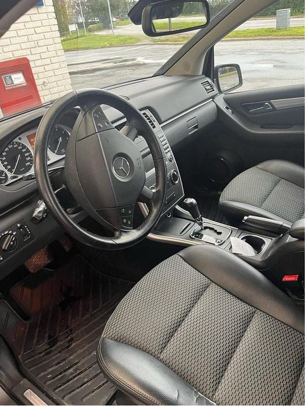 Grå Begagnad 2010 Mercedes B180 Minibuss | 45 000 kr - Bild 1/4
