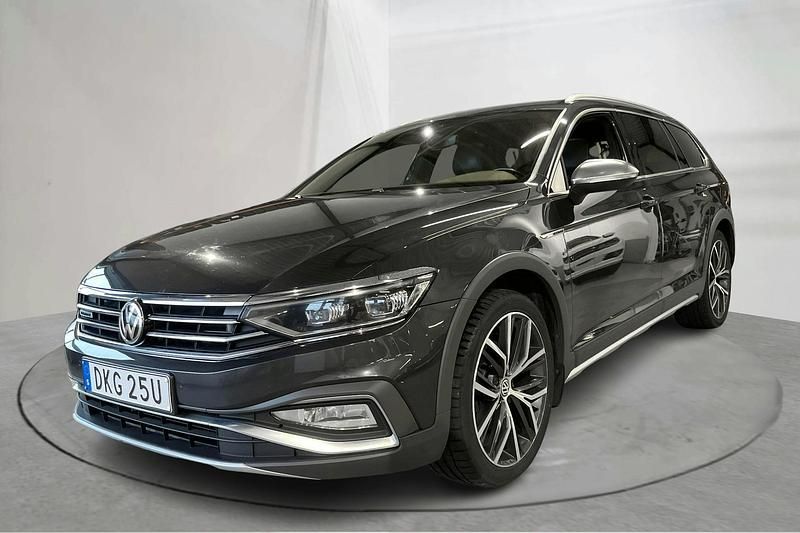 Mörkgrå Begagnad 2020 VW Passat Alltrack Executive Kombi | 179 000 kr (Superpris) - Bild 1/4
