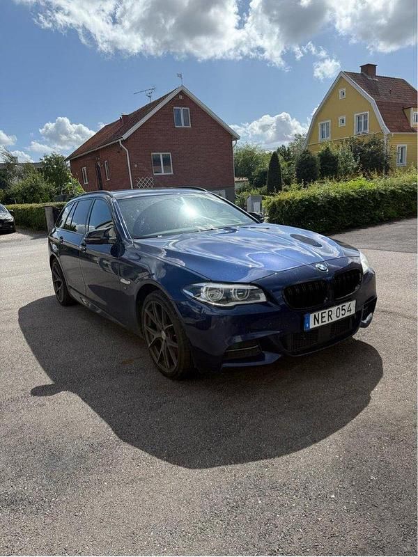 Blå Begagnad 2016 BMW 530 M Sport Kombi | 255 000 kr (Dyr) - Bild 1/4