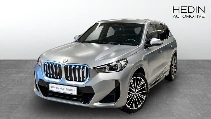 Grå (grey) Begagnad 2023 BMW iX1 Shadowline SUV | 469 700 kr (Marknadspris) - Bild 1/4