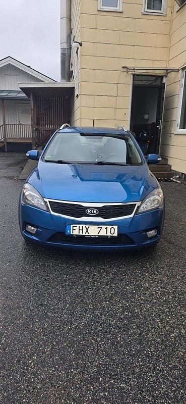 Blå Begagnad 2010 Kia Ceed Sportswagon 4 Kombi | 89 900 kr (Marknadspris) - Bild 1/4