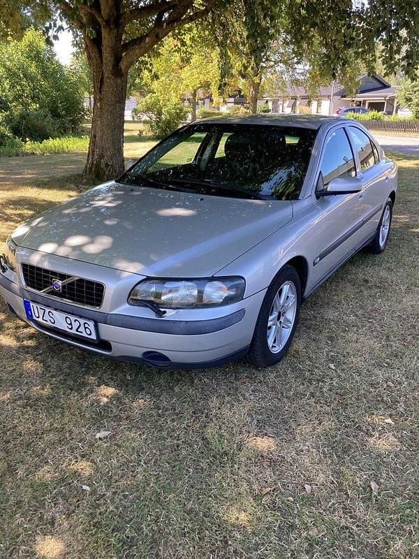 Grå Begagnad 2004 Volvo S60 Sedan | 24 000 kr (Superpris) - Bild 1/4