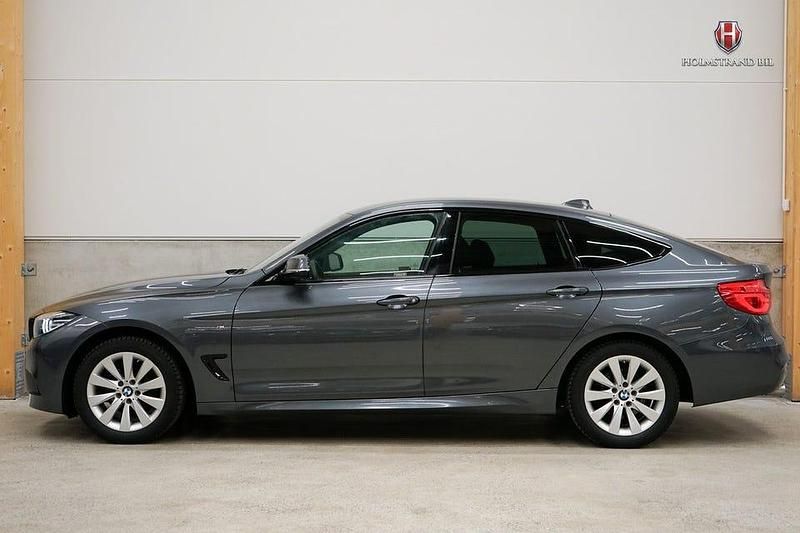 Grå Begagnad 2018 BMW 320 Gran Turismo M Sport Halvkombi | 224 900 kr (Marknadspris) - Bild 1/4