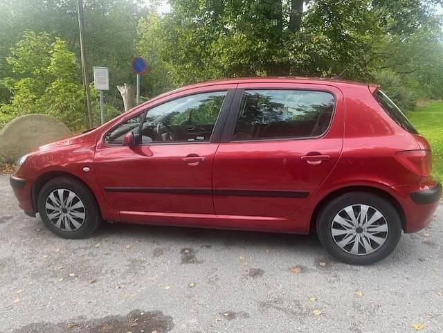 Röd Begagnad 2003 Peugeot 307 Halvkombi | 19 500 kr (Marknadspris) - Bild 1/4