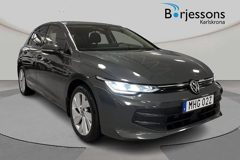 Grå Begagnad 2024 VW Golf VIII Life Halvkombi | 274 000 kr (Bra pris) - Bild 1/4