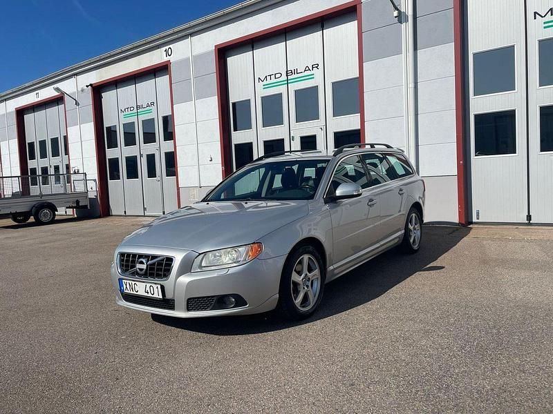 Ljusgrå Begagnad 2010 Volvo V70 Momentum Kombi | 109 900 kr (Marknadspris) - Bild 1/4