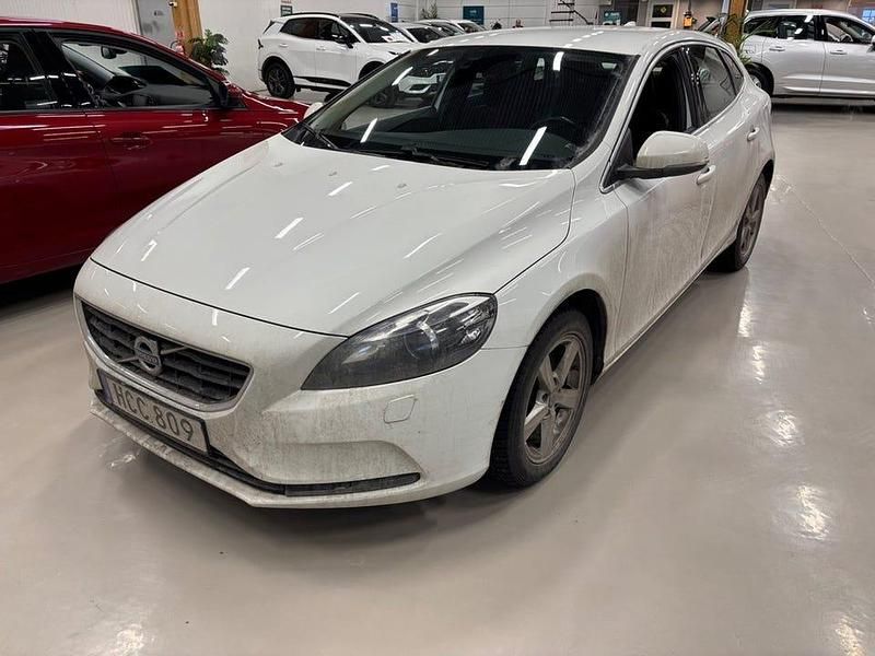 Vit Begagnad 2015 Volvo V40 Momentum Halvkombi | 89 000 kr (Marknadspris) - Bild 1/4