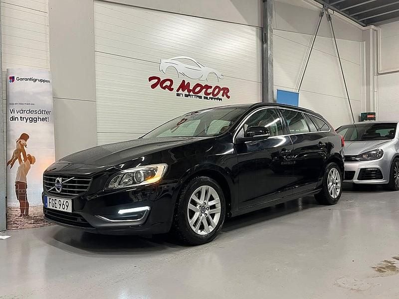 Svart Begagnad 2014 Volvo V60 Momentum Kombi | 109 900 kr (Marknadspris) - Bild 1/4
