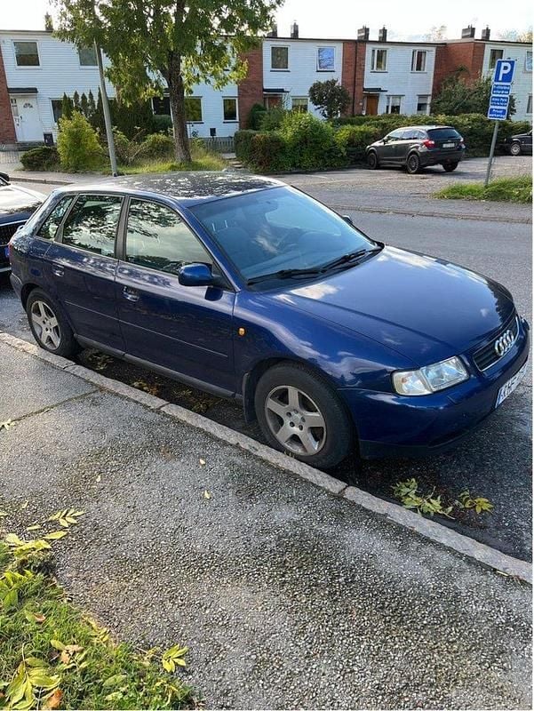 Blå Begagnad 2000 Audi A3 Attraction Halvkombi | 15 000 kr (Bra pris) - Bild 1/2
