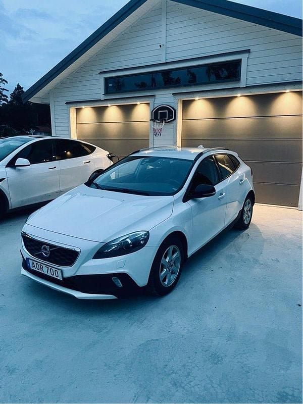 Vit Begagnad 2014 Volvo V40 CC Momentum Kombi | 134 000 kr (Marknadspris) - Bild 1/4