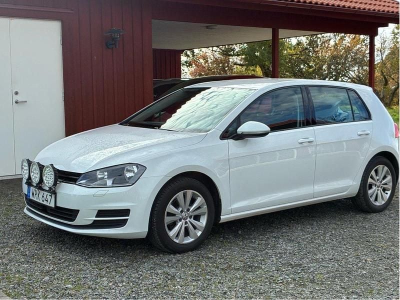 Vit Begagnad 2016 VW Golf VII Halvkombi | 112 000 kr (Marknadspris) - Bild 1/4