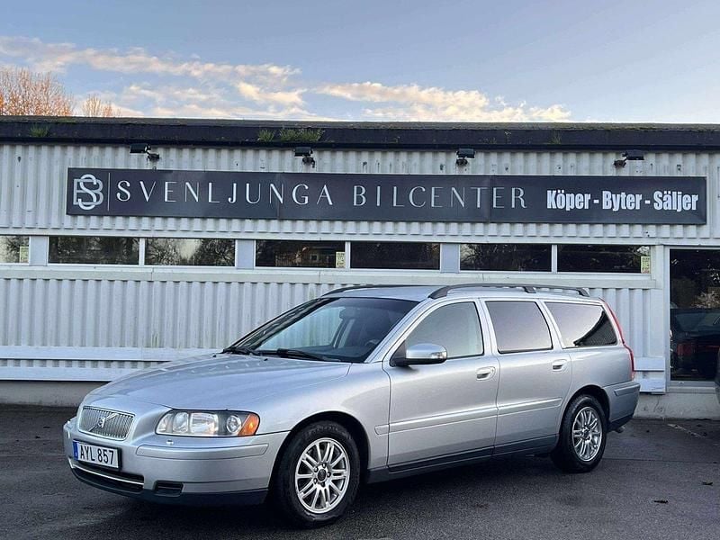 Ljusgrå (grå) Begagnad 2007 Volvo V70 Kinetic Kombi | 37 500 kr (Marknadspris) - Bild 1/4
