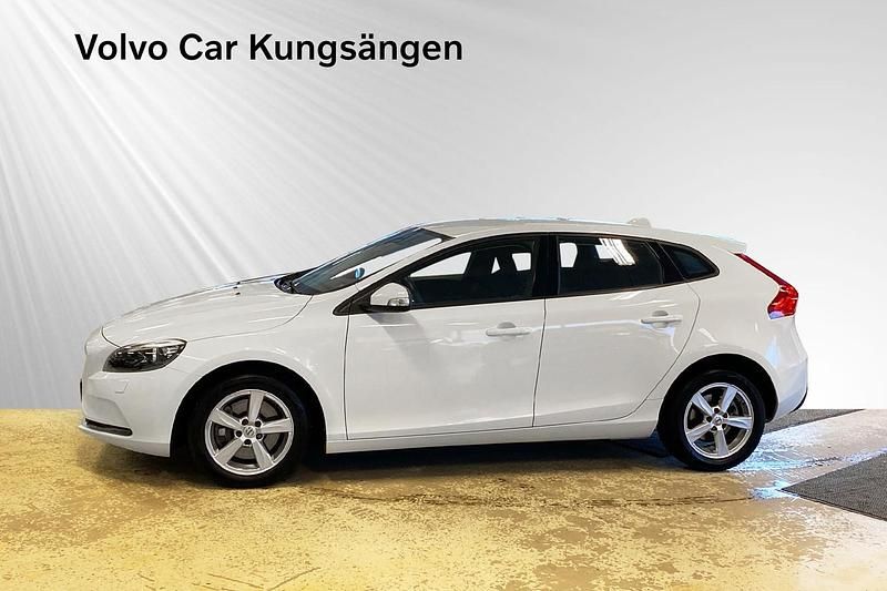 Begagnad Volvo V40 Business Edition 122 HK (89 kW) 2017 Vit Halvkombi