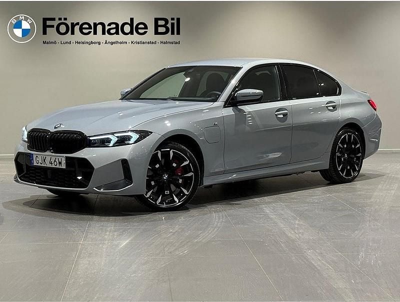 Grå Begagnad 2024 BMW 330e Comfort Edition Sedan | 559 000 kr (Marknadspris) - Bild 1/4
