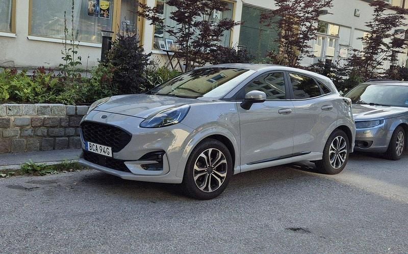 Grå Begagnad 2020 Ford Puma Gen-E SUV | 175 000 kr (Marknadspris) - Bild 1/4