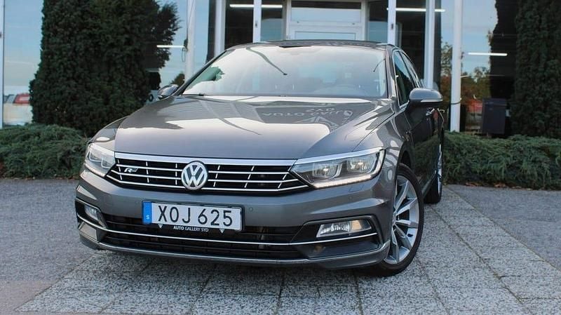 Grå Begagnad 2017 VW Passat R-line Sedan | 164 900 kr (Bra pris) - Bild 1/4