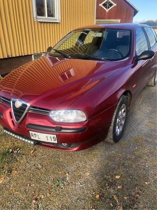 Röd Begagnad 2000 Alfa Romeo 156 Distinctive Kombi | 15 000 kr - Bild 1/4