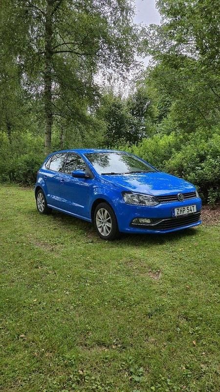 Blå Begagnad 2015 VW Polo Comfortline Halvkombi | 80 000 kr (Superpris) - Bild 1/4