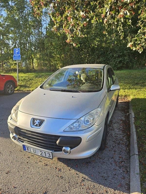 Grå Begagnad 2006 Peugeot 307 Halvkombi | 18 000 kr (Marknadspris) - Bild 1/4