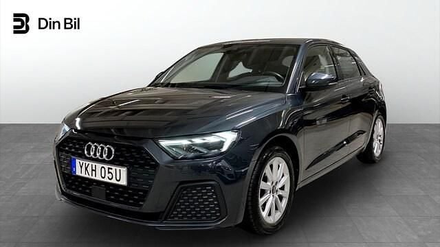 Grå Begagnad 2023 Audi A1 Sportback Proline Halvkombi | 234 000 kr (Marknadspris) - Bild 1/4