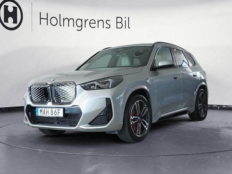 Grå Begagnad 2025 BMW iX1 Efficient Dynamics SUV | 624 900 kr - Bild 1/4