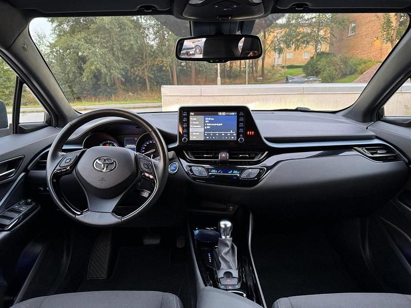 Grå Begagnad 2021 Toyota C-HR Edition SUV | 255 000 kr (Marknadspris) - Bild 1/4