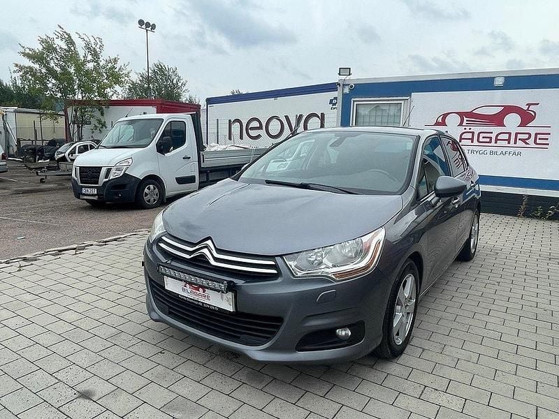 Grå Begagnad 2011 Citroën C4 Halvkombi | 47 900 kr (Marknadspris) - Bild 1/4