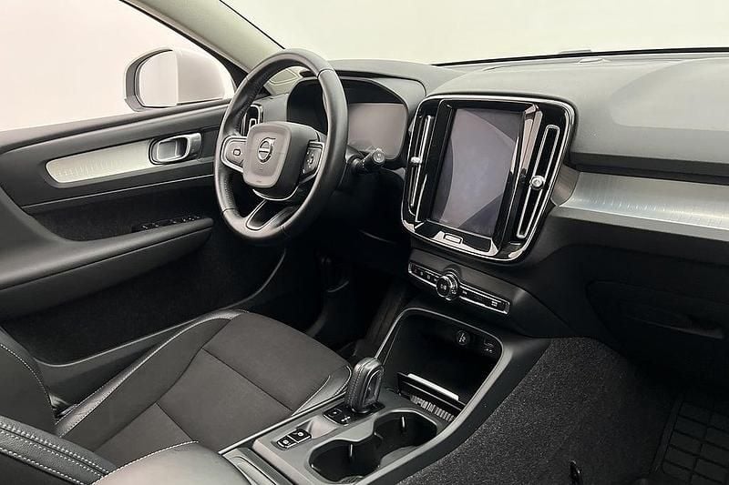 Vit Begagnad 2020 Volvo XC40 SUV | 268 800 kr (Marknadspris) - Bild 1/2