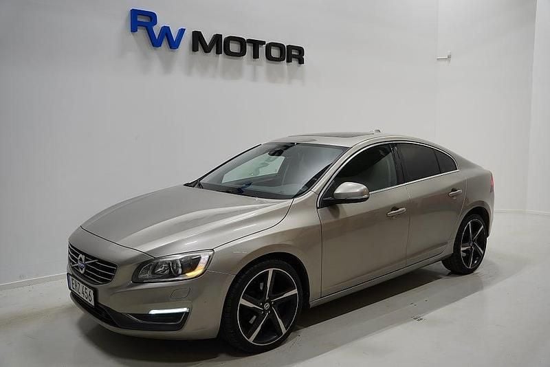 Ljusbrun (brun) Begagnad 2014 Volvo S60 Sedan | 143 900 kr (Marknadspris) - Bild 1/4