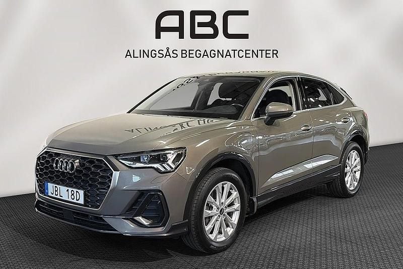 Grå Begagnad 2021 Audi Q3 Sportback Proline SUV | 337 500 kr (Marknadspris) - Bild 1/4