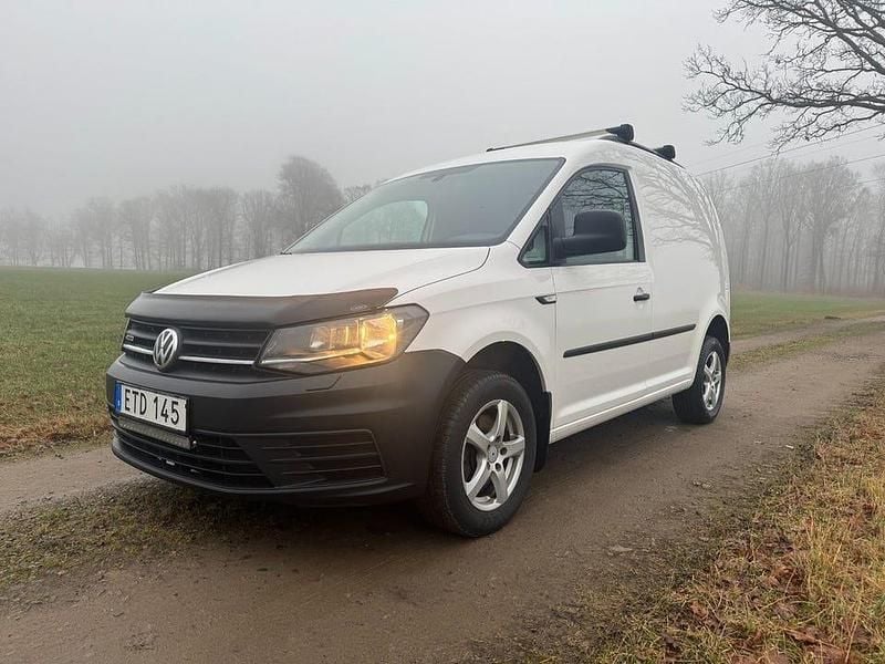 Vit Begagnad 2018 VW Caddy Minibuss | 129 000 kr (Marknadspris) - Bild 1/4