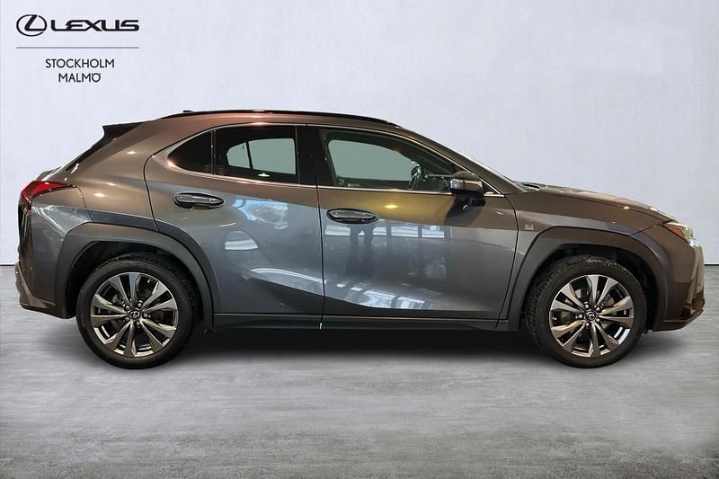 Begagnad Lexus UX 250h Sport Design Packet 186 HK (136 kW) 2022 Grå SUV