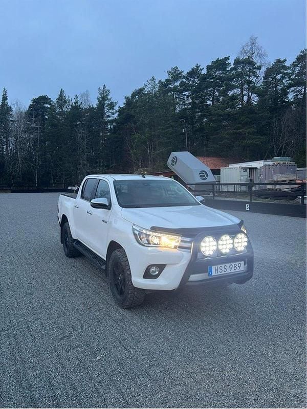Vit Begagnad 2018 Toyota HiLux Pickup | 370 000 kr (Marknadspris) - Bild 1/4
