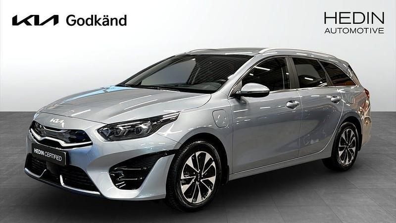 Grå Begagnad 2024 Kia Ceed Advance Halvkombi | 294 900 kr (Marknadspris) - Bild 1/4