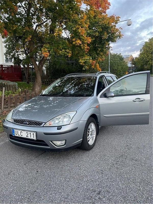 Silver Begagnad 2004 Ford Focus Kombi | 19 900 kr (Marknadspris) - Bild 1/4