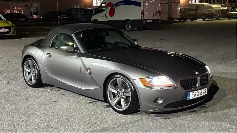 Grå Begagnad 2003 BMW Z4 M Sport Cab | 140 000 kr (Bra pris) - Bild 1/4