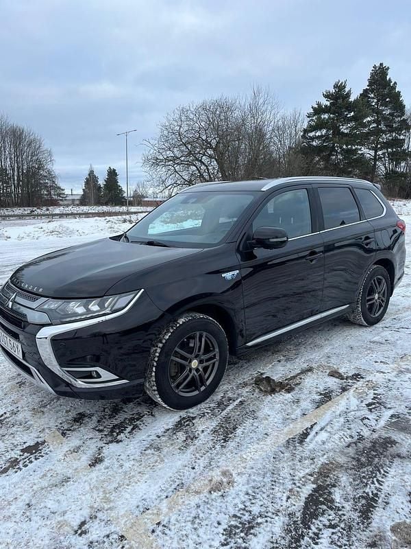 Pearl Begagnad 2020 Mitsubishi Outlander SUV | 230 000 kr (Marknadspris) - Bild 1/4