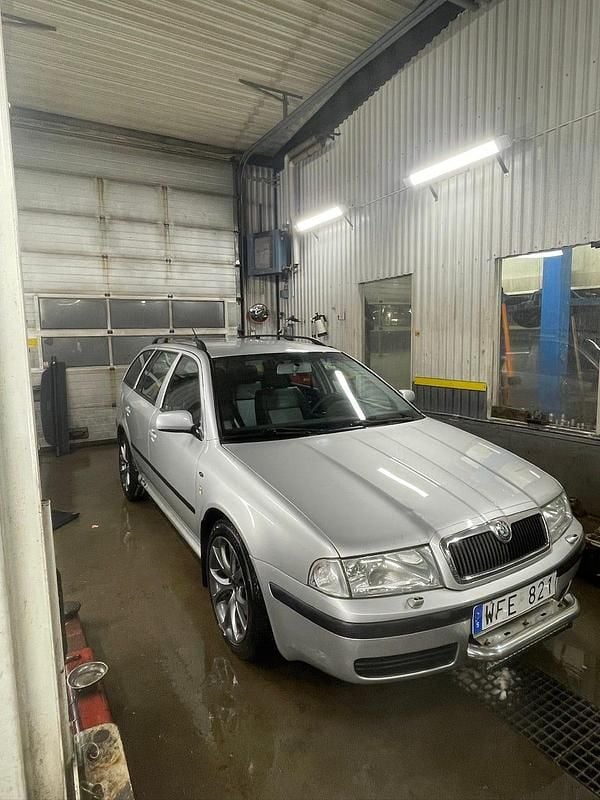 Begagnad 2004 Skoda Octavia Tour Kombi | 29 900 kr (Marknadspris) - Bild 1/4