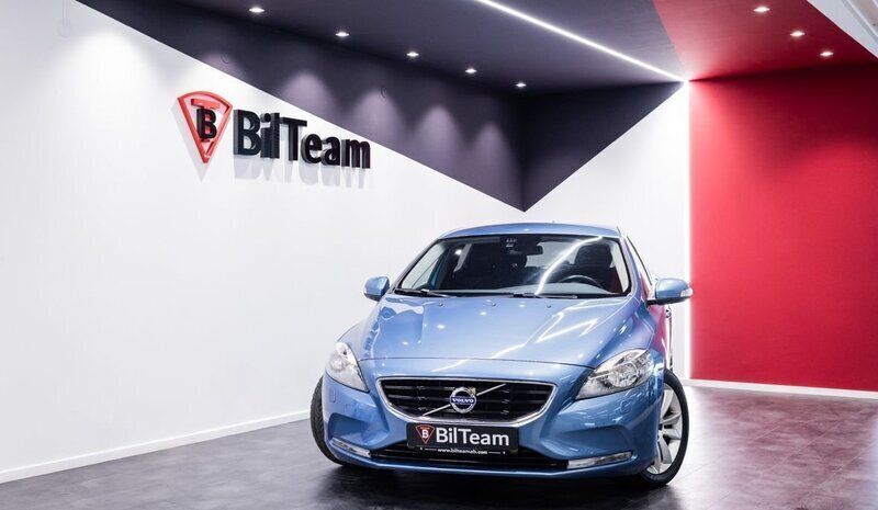 Blå Begagnad 2015 Volvo V40 Kinetic Kombi | 139 900 kr (Marknadspris) - Bild 1/4