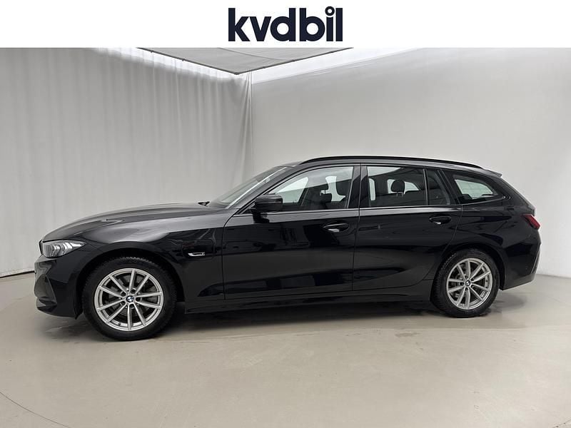 Begagnad BMW 330e 2023 Svart Kombi
